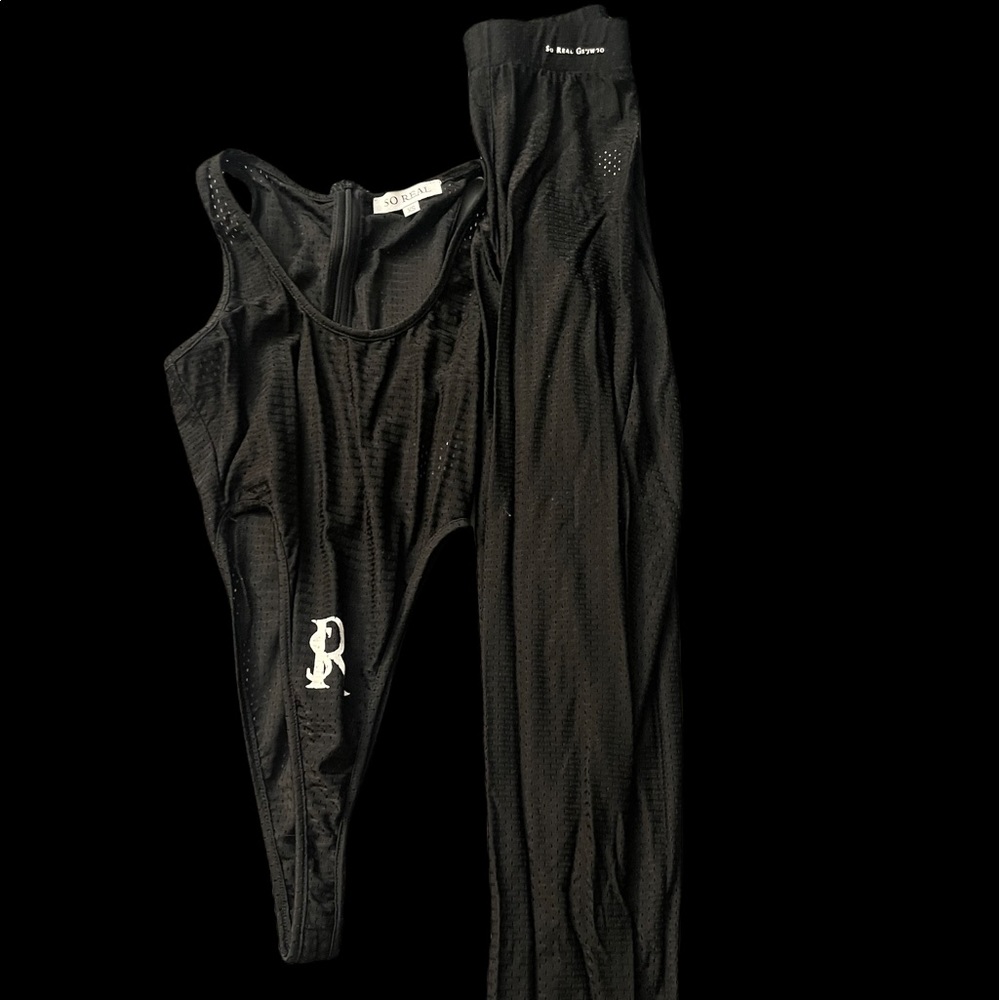 Gsuwo 2 piece black outfit.